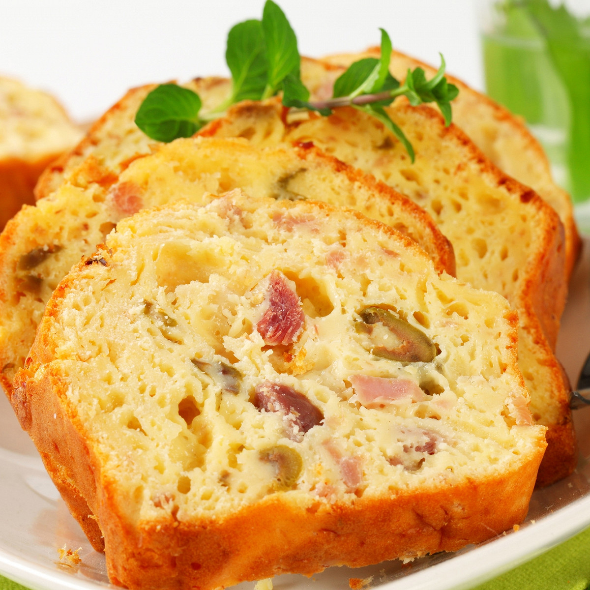 Cake au jambon, gruyère et olives