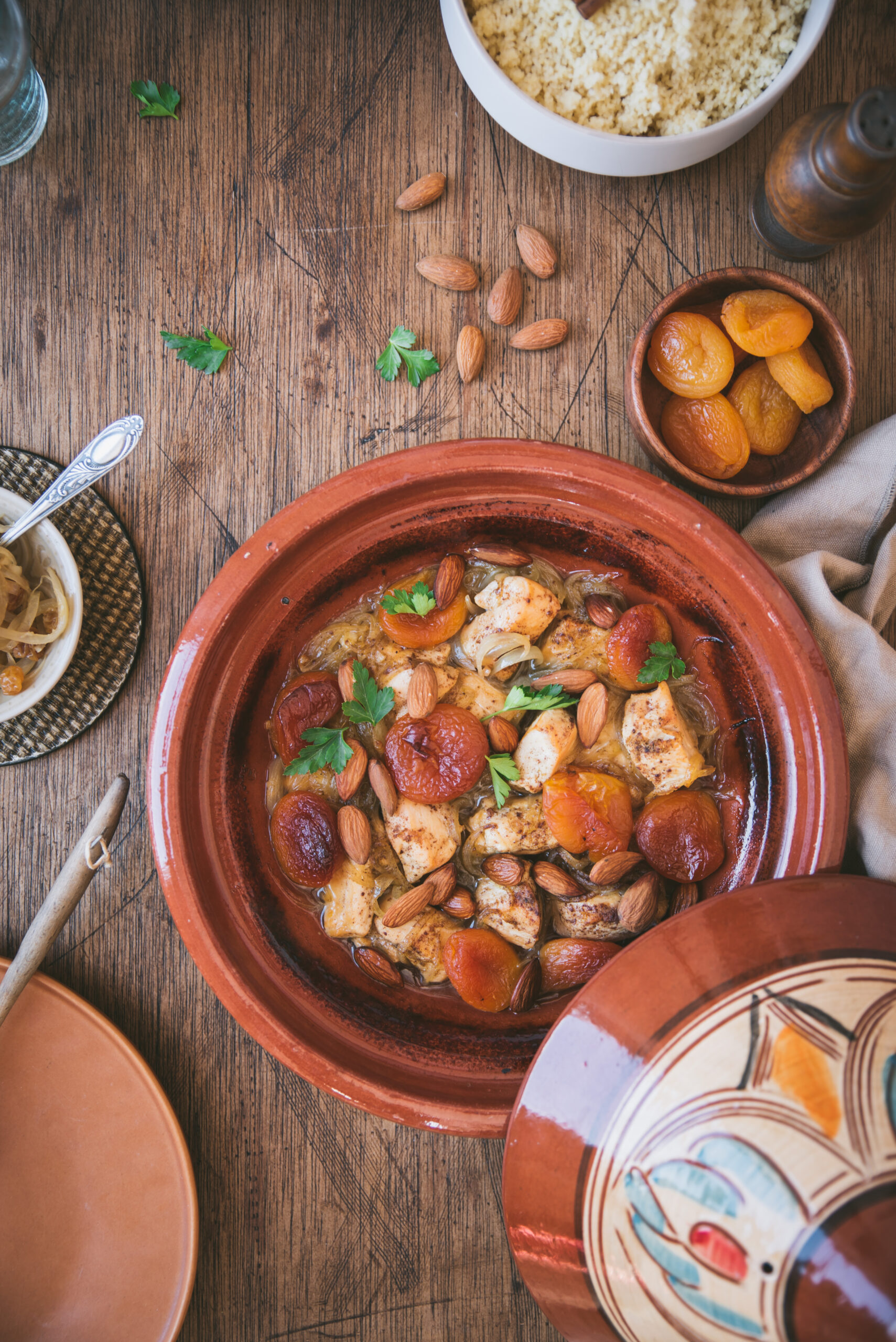 Tajine au four poulet, abricot et amande
